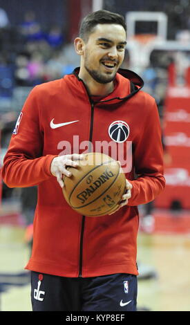 Washington, Stati Uniti. 04 gen 2018. Tomas Satoransky (Washington) si riscalda prima della partita di NBA Washington Wizards vs New York Knicks in Washington, Stati Uniti d'America, il 4 gennaio 2018. Credito: David Svab/CTK foto/Alamy Live News Foto Stock