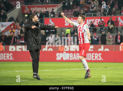 Tripudio finale K, Jonas HECTOR l. (K) und Dominique HEINTZ (K) tanzen Vor den ventole, Fussball 1. Bundesliga, 18. Giornata, FC Colonia (K) - Borussia Monchengladbach (MG) 2:1, am 14.01.2018 in Koeln/ Germania. |L'utilizzo in tutto il mondo Foto Stock