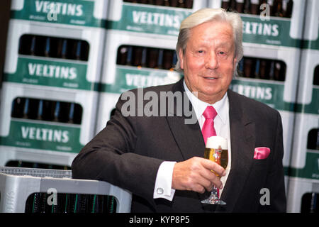 Duesseldorf, Germania. 16 gennaio, 2018. Il capo rappresentante della birreria privata Veltins, Michael Huber, durante una conferenza stampa per quanto riguarda il saldo annuale a Duesseldorf in Germania, 16 gennaio 2018. Credito: Marius Becker/dpa/Alamy Live News Foto Stock