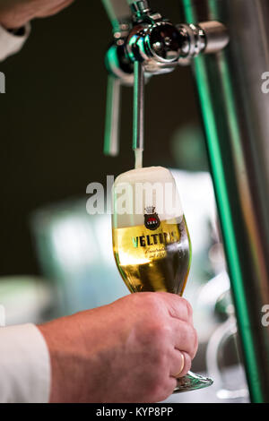 Duesseldorf, Germania. 16 gennaio, 2018. Un bicchiere di birra Veltins durante una conferenza stampa della birreria privata per quanto riguarda il saldo annuale a Duesseldorf in Germania, 16 gennaio 2018. Credito: Marius Becker/dpa/Alamy Live News Foto Stock