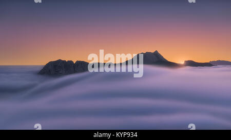 Nebbia a valle in corrispondenza di foschia mattutina con vista della montagna Anboto Foto Stock