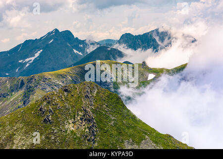 Aumento nubi su Monti Fagaras della Romania. stupendo paesaggio naturale sulla latitudine elevata in estate Foto Stock