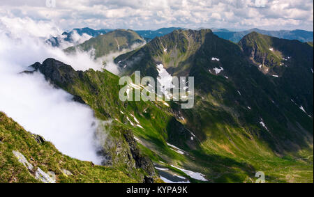 Aumento nubi su Monti Fagaras della Romania. stupendo paesaggio naturale sulla latitudine elevata in estate Foto Stock