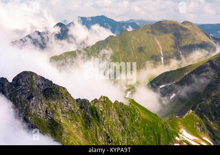 Aumento nubi su Monti Fagaras della Romania. stupendo paesaggio naturale sulla latitudine elevata in estate Foto Stock