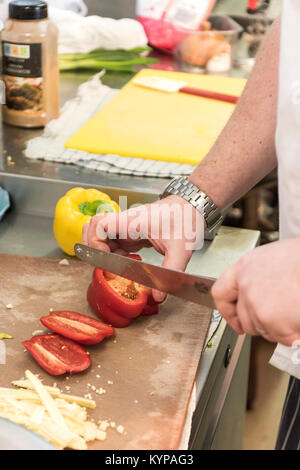 La preparazione del cibo - uno chef che prepara il cibo in un ristorante di cucina. Foto Stock