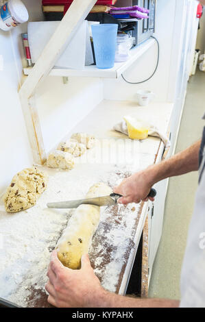 La preparazione del cibo - un cuoco il taglio di impasto per biscotti in un ristorante di cucina. Foto Stock