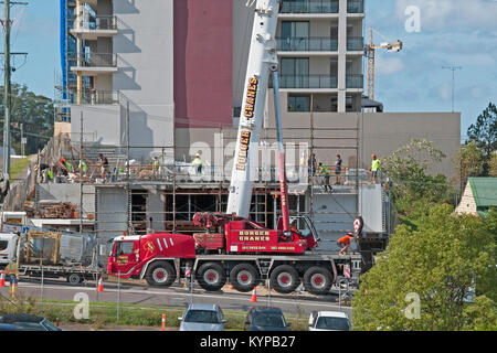 Gosford, Australia - 16 novembre. 2017: Montaggio di una gru a torre in un edificio sito in costruzione in Beane San Gosford, Nuovo Galles del Sud, Australia. Foto Stock