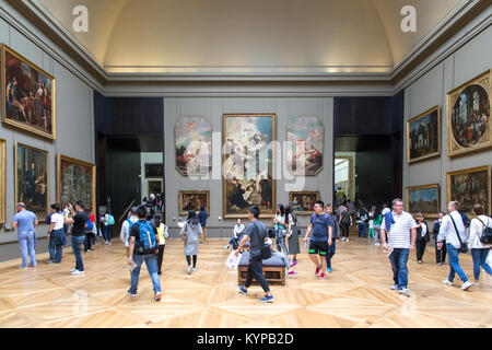 Parigi, Francia - 24 Luglio 2017: turisti guardando i dipinti del famoso Museo del Louvre Foto Stock