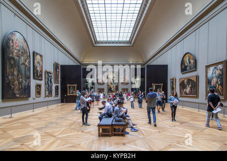 Parigi, Francia - 24 Luglio 2017: turisti guardando i dipinti del famoso Museo del Louvre Foto Stock