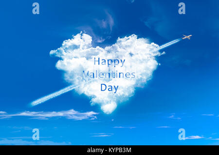 Valentines Day card, a forma di cuore le nuvole nel cielo blu con il piano Foto Stock
