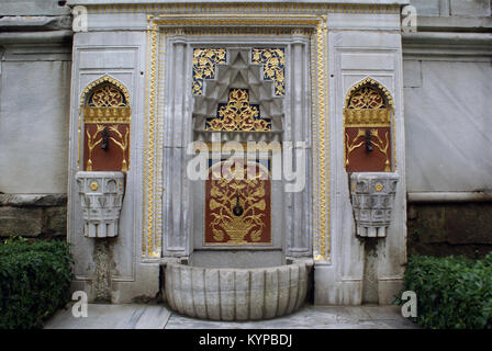La fontana e la parete in palazzo Topkapi ad Istanbul in Turchia Foto Stock