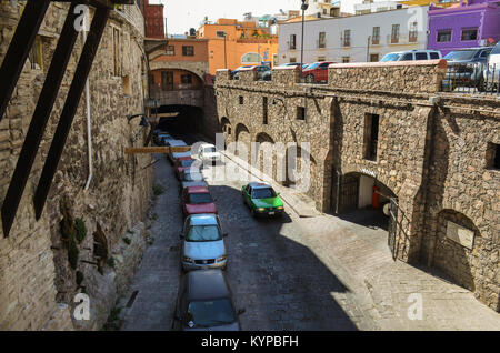 Guanajuato, Messico - 05 Giugno 2013: Old Stone Street e le gallerie della città di Guanajuato. Foto Stock