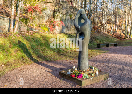 Kristiansand, Norvegia - 14 Novembre 2017: Memorial Park di Oddernes, Kristiansand, scultura di due persone in possesso di ogni altro. Kristiansand, Norvegia Foto Stock