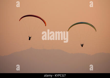 Parapendio al tramonto a Pokhara, Nepal Foto Stock