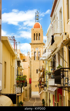 Attrazione turistica Chiesa metropolitana. Punto di riferimento religioso nella località di villeggiatura. Cammina per le strade della città vecchia. Architettura mediterranea a Creta, Re Foto Stock