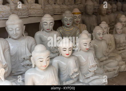 Statua del Buddha workshop nei pressi di Shwedagon Paya di Yangon, Myanmar (Birmania) Foto Stock