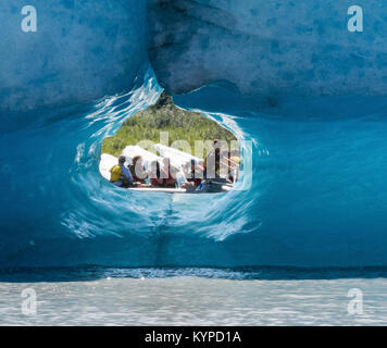 SPENCER GHIACCIAIO, Alaska - luglio 8 - un gruppo di tourish galleggiante tramite un tunnel nel ghiaccio come loro guida delicatamente li righe attraverso il ghiacciaio alimentano il lago. Foto Stock