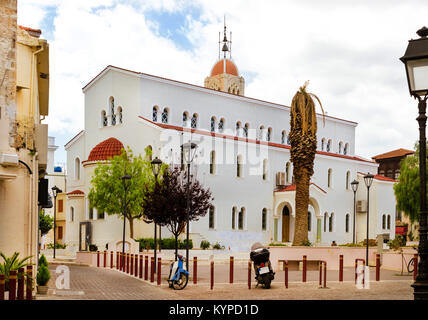 Attrazione turistica Chiesa metropolitana. Punto di riferimento religioso nella località di villeggiatura. Cammina per le strade della città vecchia. Architettura mediterranea a Creta, Re Foto Stock