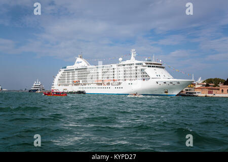 Il Seven Seas Voyager Regent nave da crociera ormeggiata nel porto in Veneto, Venezia, Italia, Europa. Foto Stock