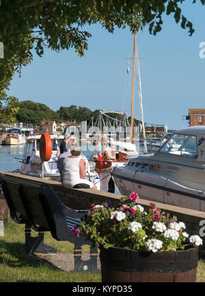 La pittoresca Riverside a Reedham sul fiume y vengono, con lo swing ponte ferroviario, Reedham, Norfolk, Inghilterra, Regno Unito Foto Stock