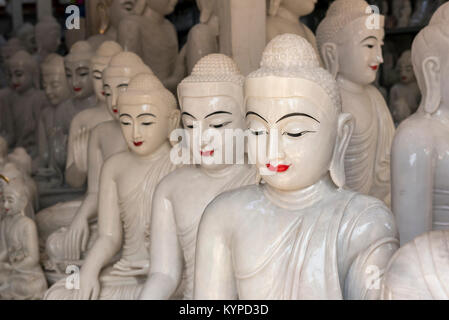 Statua del Buddha workshop nei pressi di Shwedagon Paya di Yangon, Myanmar (Birmania) Foto Stock