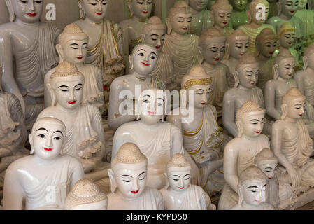 Statua del Buddha workshop nei pressi di Shwedagon Paya di Yangon, Myanmar (Birmania) Foto Stock