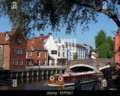 Gita in barca turistica sul fiume Wensum nel centro storico della città di Norwich, Norfolk, Inghilterra, Regno Unito Foto Stock