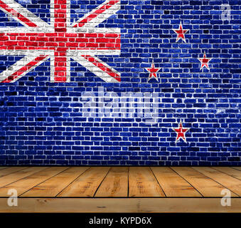 Nuova Zelanda bandiera dipinta su un muro di mattoni con pavimento in legno Foto Stock