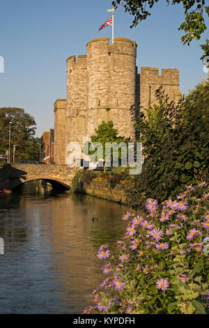 Westgate Towers, situato lungo il fiume Stour, e Westgate Giardini in Canterbury Kent England, Regno Unito Foto Stock