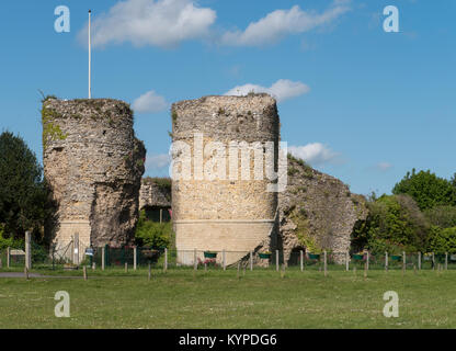 Le torri e i resti del normanno, Bungay Castello, Bungay, Suffolk, Inghilterra, Regno Unito Foto Stock