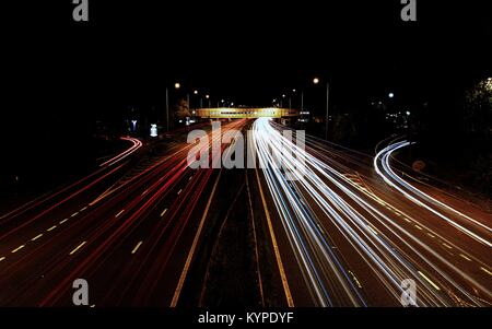 Veicolo sentieri di luce sull'autostrada M6. Foto Stock