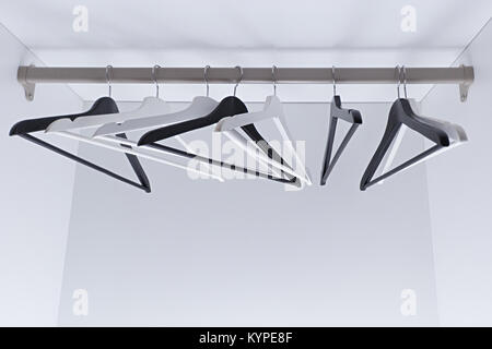 Il bianco e il nero vuoto appendiabiti, nel guardaroba Foto Stock