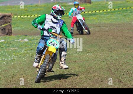 GOZON, Spagna - 13 Maggio: Unidentified racer corse un classico moto nel 'classica del Trofeo Mx Astur" il 13 maggio 2017 in Gozon, Spagna. Foto Stock