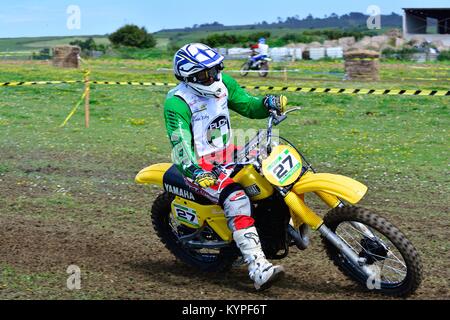 GOZON, Spagna - 13 Maggio: Unidentified racer corse un classico moto nel 'classica del Trofeo Mx Astur" il 13 maggio 2017 in Gozon, Spagna. Foto Stock