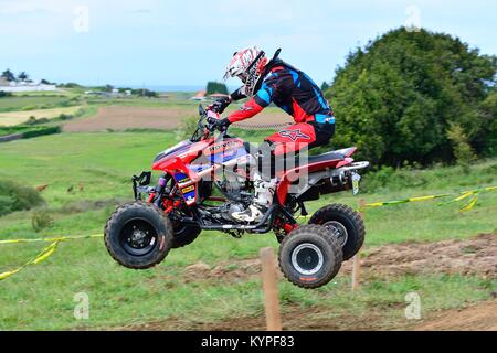 GOZON, Spagna - 13 Maggio: Unidentified racer corse di una moto quad nel " Promozione Quad Trofeo Astur" il 13 maggio 2017 in Gozon, Spagna. Foto Stock