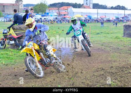 GOZON, Spagna - 13 Maggio: Unidentified racers corse un classico moto nel 'classica del Trofeo Mx Astur" il 13 maggio 2017 in Gozon, Spagna. Foto Stock