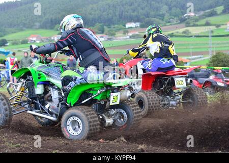 GOZON, Spagna - 13 Maggio: Unidentified racers giostre di una moto quad nel " Promozione Quad Trofeo Astur" il 13 maggio 2017 in Gozon, Spagna. Foto Stock