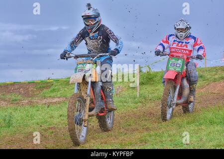 GOZON, Spagna - 13 Maggio: Unidentified racers corse un classico moto nel 'classica del Trofeo Mx Astur" il 13 maggio 2017 in Gozon, Spagna. Foto Stock