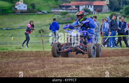 GOZON, Spagna - 13 Maggio: Unidentified racer corse di una moto quad nel " Promozione Quad Trofeo Astur" il 13 maggio 2017 in Gozon, Spagna. Foto Stock