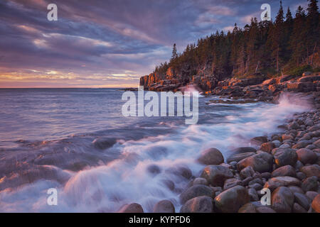 Sunrise da Boulder Beach a Otter Cliffs nel Parco Nazionale di Acadia nel Maine Foto Stock