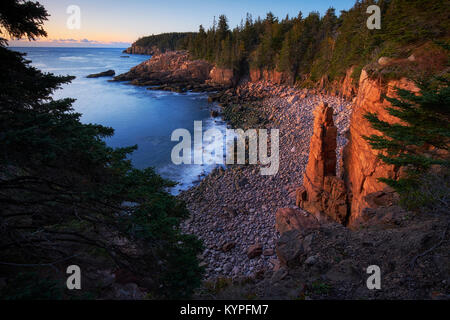 Sunrise al monumento Cove nel Parco Nazionale di Acadia nel Maine Foto Stock