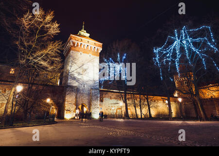 Florian Gate nella Città Vecchia di Cracovia di notte Foto Stock