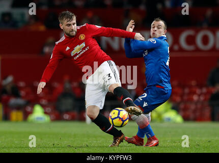 Il Manchester United Luca Shaw e Stoke City's Xherdan Shaqiri (a destra) durante il match di Premier League a Old Trafford, Manchester. Foto Stock