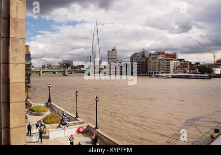 Vista dal lato nord del millennio piedi ponte che attraversa il fiume Tamigi a Bankside e la Shard, Londra Foto Stock