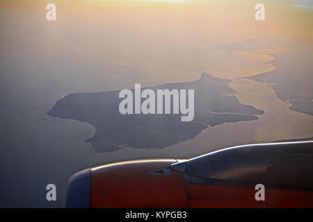 Vista da sopra dell'Isola di Wight si trova sulla costa di Hampshire England Regno Unito dalla finestra di un semplice piano di getto Foto Stock