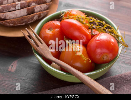 Decapare i pomodori e la forcella Foto Stock