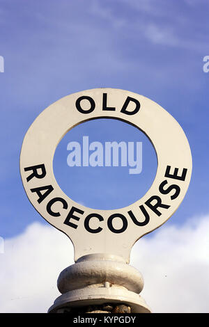 Segno di post che segna il luogo della vecchia Oswestry racecourse utilizzato per ultimo nel 1848 permanente al 1000ft, il percorso del Offa's Dike il sentiero passa su di esso Foto Stock