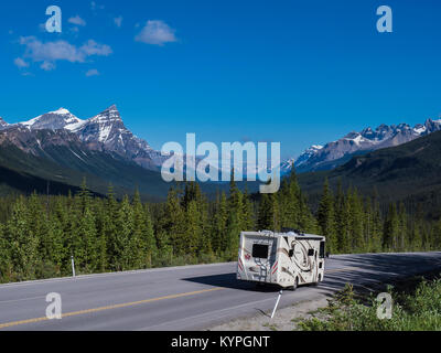 Motorhome sulla Icefields Parkway, il Parco Nazionale di Banff, Alberta, Canada. Foto Stock