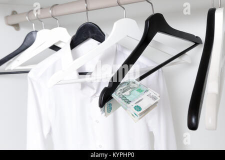 Di rubli russi e vuoto appendiabiti nel guardaroba Foto Stock