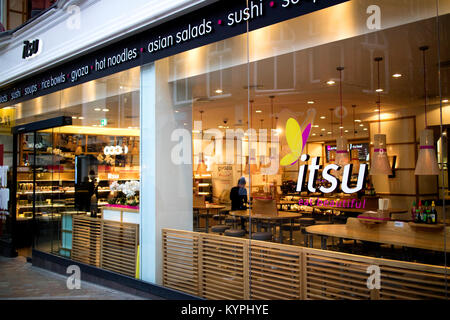 Itsu I sushi giapponesi La cucina del contatore e di servizio takeaway store presso Commercial Street, Leeds, West Yorkshire Foto Stock